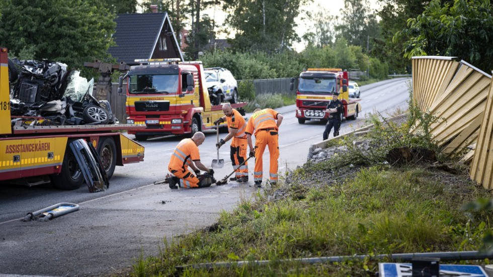 Olyckorna där mopedbil är inblandad ökar i Sverige och debattören ifrågasätter varför det inte krävs en relevant utbildning innan man får ge sig ut med fyhjuligt fordon på allmän väg.