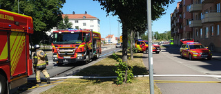 Lägenhet förstörd efter balkongbrand i Eskilstuna
