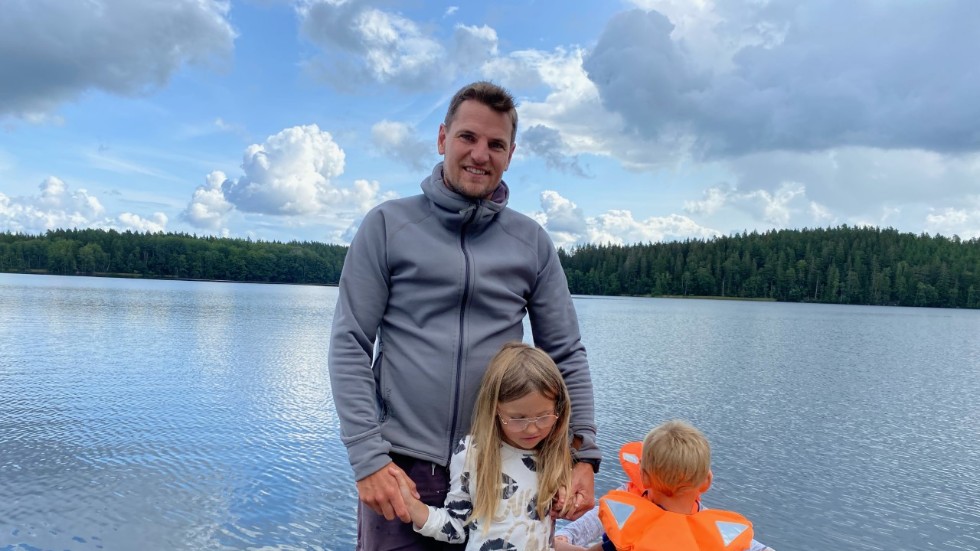Gustav Svensson med barnen Ronja, Ture och Gillis tar upp käftorna på bryggan. 