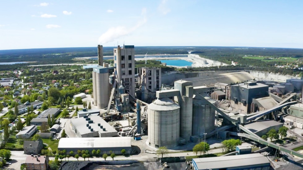 Cementas fabrik i Slite på Gotland. Mark- och miljööverdomstolen motiverar sin dom på ett undermåligt sätt, menar skribenten.