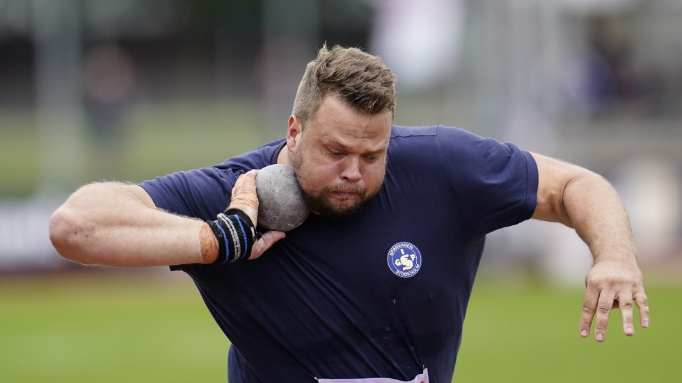 Daniel Ståhl i kula vid sin personbästa stöt 19.47 meter under lördagens SM-tävlingar på Ryavallen.