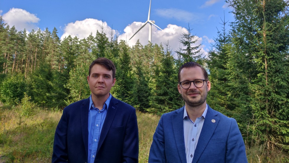 Carl-Wiktor Svensson (M) och Mattias Bäckström Johansson (SD) är kritiska till att byta ut kärnkraft mot vindkraft.