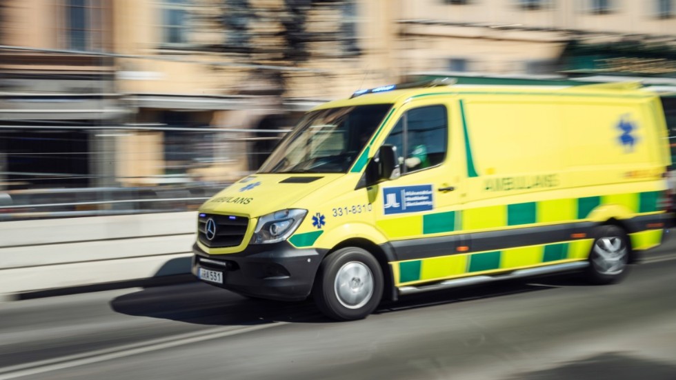 Sex personer har förts till sjukhus med ambulans efter en trafikolycka i närheten av Kristinehamn. Arkivbild.