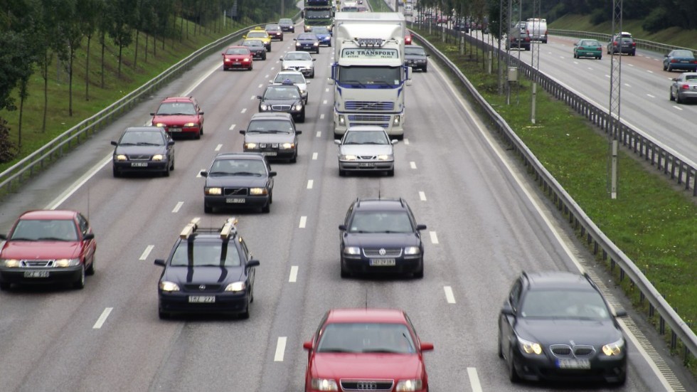Många människor och företag i Sverige hamnar i kläm när priset på diesel och bensin ökar.