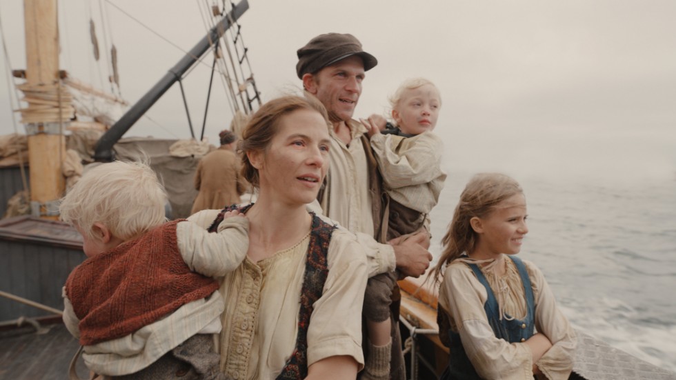 Karl Oskar (Gustaf Skarsgård) och Kristina (Lisa Carlehed) tar med sig sina barn och sina ägodelar på en mödosam resa över Atlanten, till det nya landet USA, i "Utvandrarna". Pressbild.
