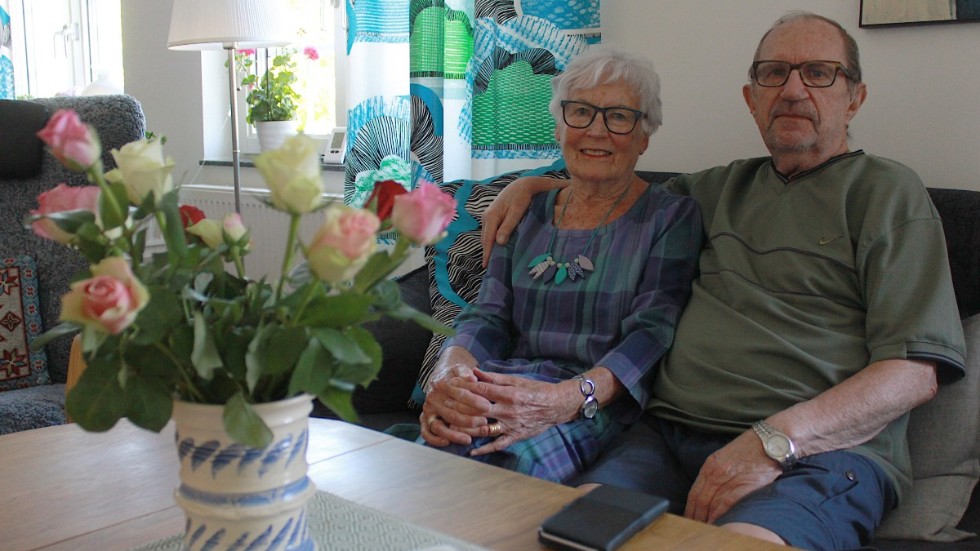 I 57 år har Ulla-Britt och Edgar Hofvergård varit tillsammans. "Vi är rätt överens, men det är viktigt med egentid också. Man måste inte göra samma saker hela tiden, det funkar faktiskt även i lägenhet", säger de.