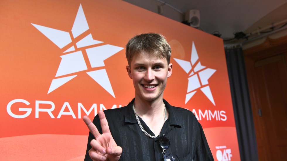 Victor Leksell tilldelas priset för årets låt på Grammisgalan.