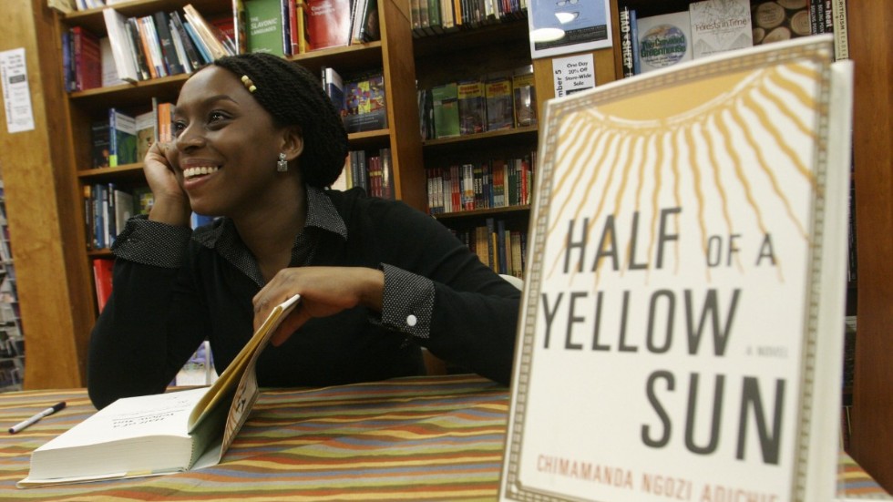 Romanen "En halv gul sol" blev 2007 Chimamanda Ngozi Adichies stora internationella genombrott. Boken handlar om inbördeskriget i Nigeria, mer känt som Biafrakriget, vilket utkämpades 1967–1970.