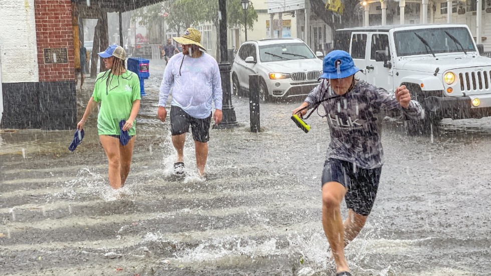Invånare i Key West, Florida, vadar fram efter att den tropiska stormen Elsa dragit förbi tisdagen den 6 juli.