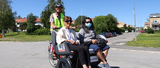 Röda Korsets nya satsning – volontärer tar med äldre på cykeltur i solen: ”Det finns ett enormt behov av socialt umgänge”