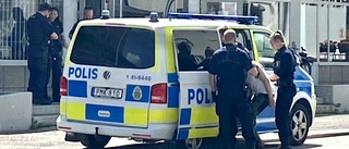 Stort polispådrag på Norr efter att butikspersonal larmat om hotfull man – en man gripen