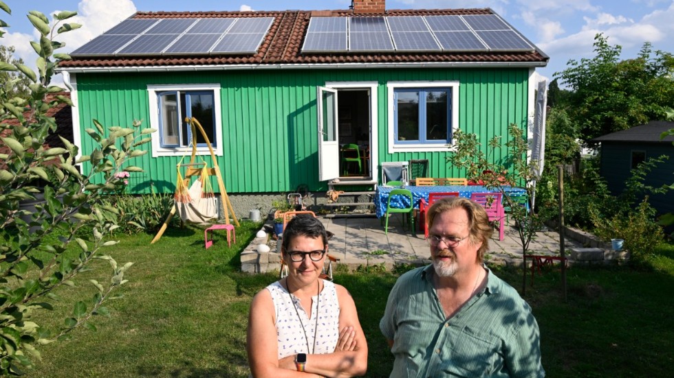 Örjan Simonson och Silke Neunsinger i Uppsala och deras solcellsförsedda hus. Paret tvingades tar ner hälften av sina solceller efter en utdragen rättsprocess.