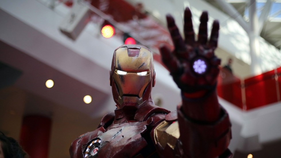 En person utklädd till "Iron man" vid en filmpremiär i London. Arkivbild.