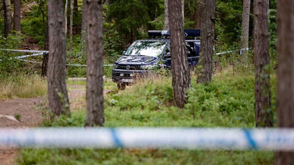 En tonårspojke hittades under tisdagen död utomhus i Orminge i Nacka kommun.Händelsen utreds som mord.