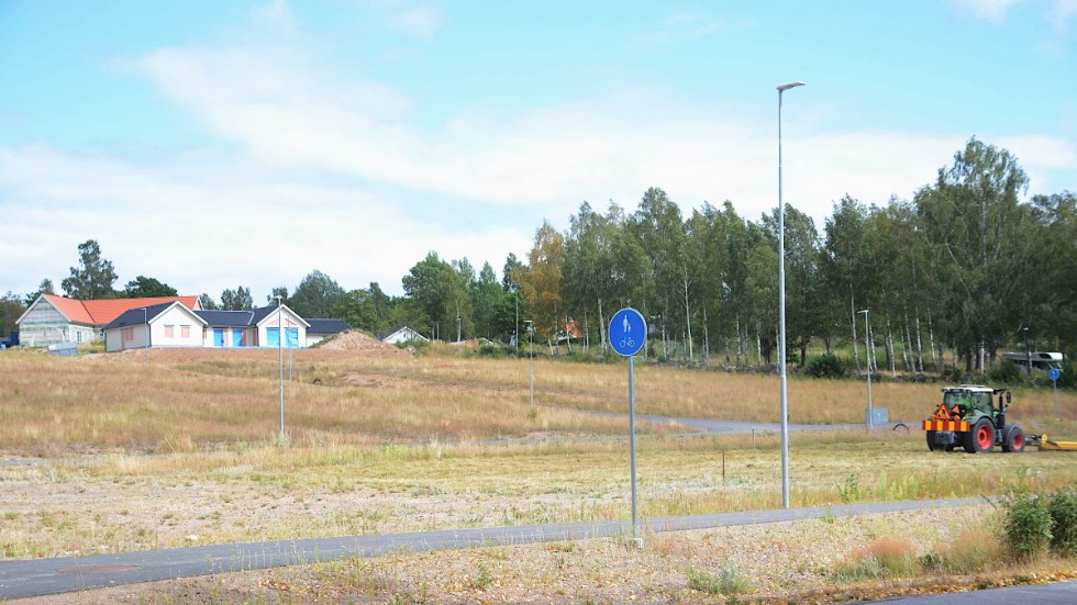 Det finns bud över begärtpris på båda de större områden i Nosshult med flera tomter som kommunen säljer genom mäklare. Ett av områdena, det närmast Grägarpsvägen, är även godkänt för vårdboende.