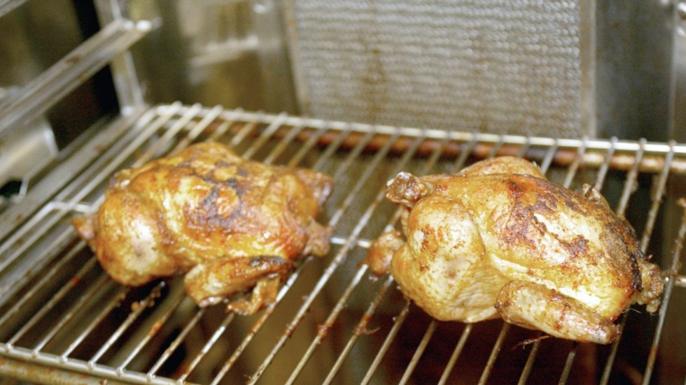 Svensk kyckling har lanserats som ett klimatsmart aternativ, men har nu fått rött ljus av WWF, på grund av att djuren matas med importerad soja.