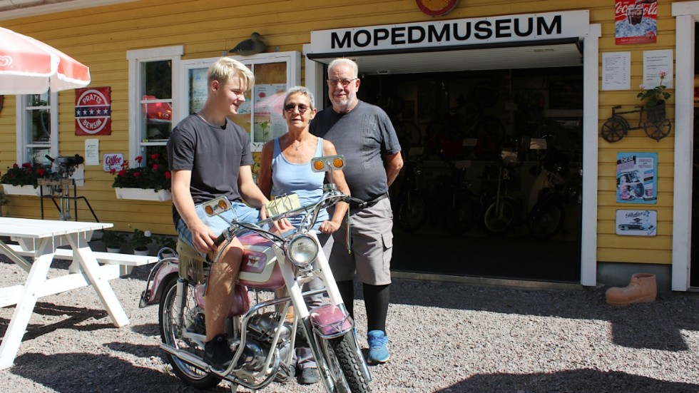 Sixten Edman, Pamela Ling och Bo Ellergren med en av de mopeder som väcker mest uppmärksamhet på museet: en Testi Weekend Cross från 1964.