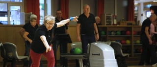 Pensionärerna som möts för bowling