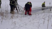 Häst gick genom isen utanför Malmköping