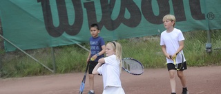 Stor vilja och glada tillrop på tennislägret i Nyköping: "Barnen har haft kul"