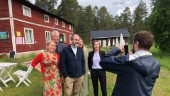 Socialdemokraterna i Norrbotten håller på traditionerna. Sedan 17 år tillbaka har länets S-riksdagsledamöter varje år bjudit in massmedia för att berätta om sina insatser. Det har alltid skett dagen före midsommarafton.