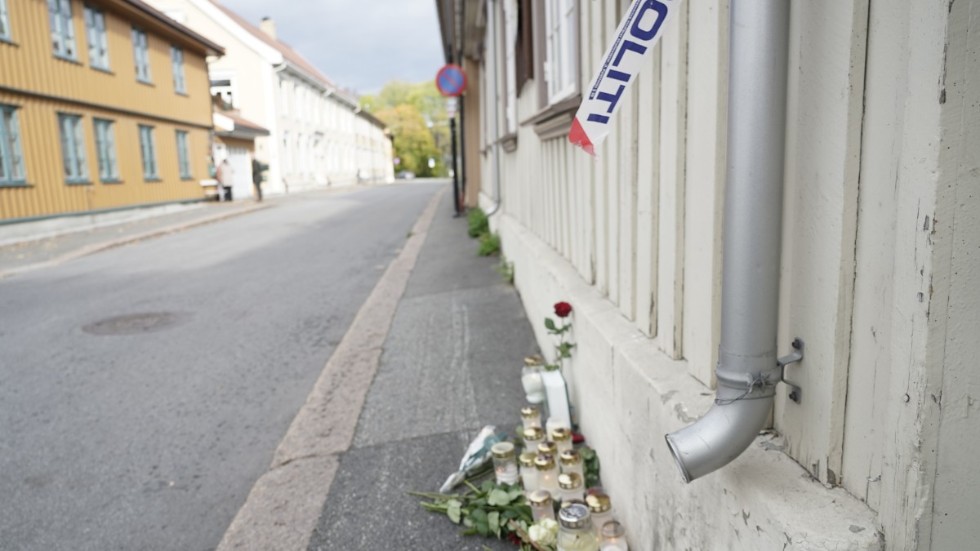 Blommor och ljus vid brottsplatsen dagarna efter det att fem personer dödades i attacken i Kongsberg i oktober förra året. Arkivbild