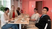 Luncher med okända ska få nya svenskar att känna sig hemma – får råd att dra ner persiennerna