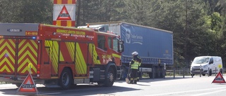Lastbil och två personbilar i olycka på E20