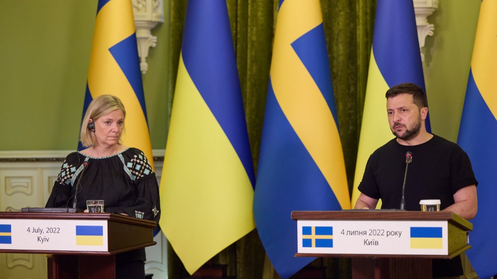 Här ser vi statsminister Magdalena Andersson tillsammans med Ukrainas president Volodymyr Zelenskyj i Kiev vid ett besök den 4 juli i år. 
