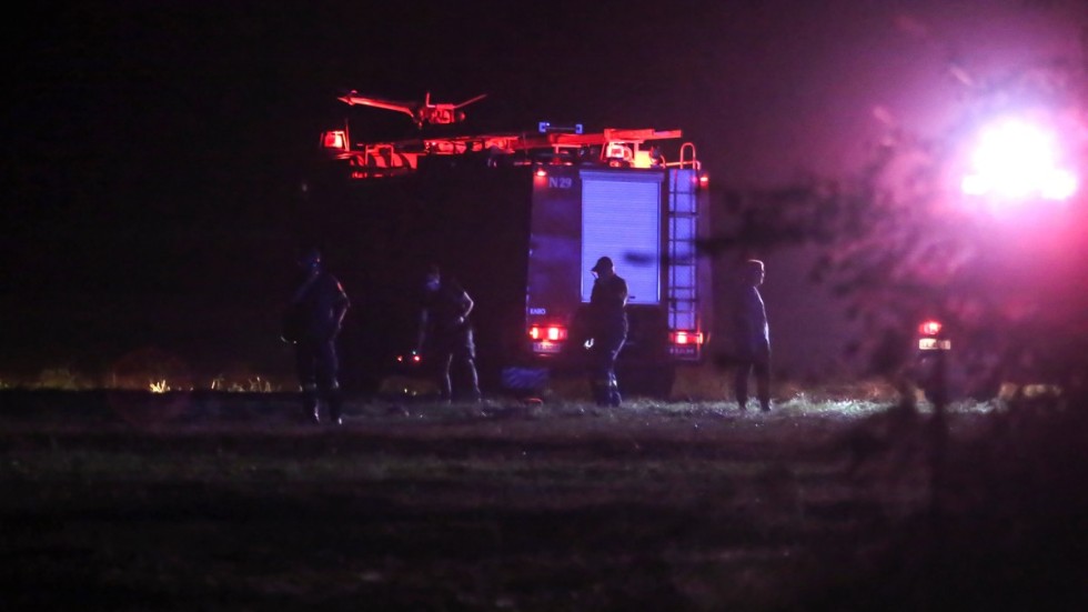 Brandmän arbetar i närheten av nedslagsplatsen under natten.