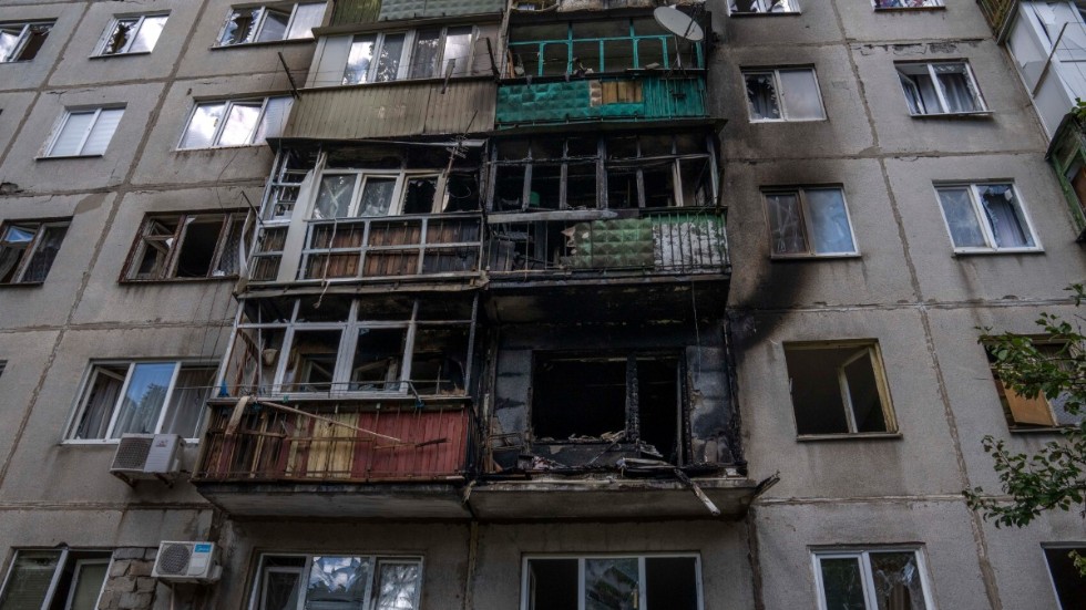 Ett femvåningshus i Kramatorsk i östra Ukraina har beskjutits. En person uppges ha skadats.