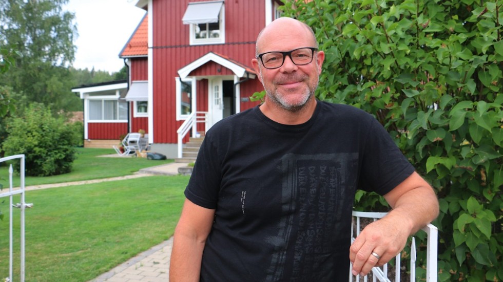 "Vi har det inte värre än de som bor i Målilla" tycker Patrik Axelsson i Södra Tallbacka. Men han tycker det är lite snöpligt att gränsen till det mindre dyra elprisområdet går bara några meter från huset.
