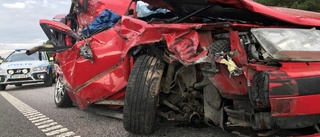 Personbil och grävmaskin i olycka – bilisten hade änglavakt