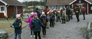 Scouternas fackeltåg till Valborg