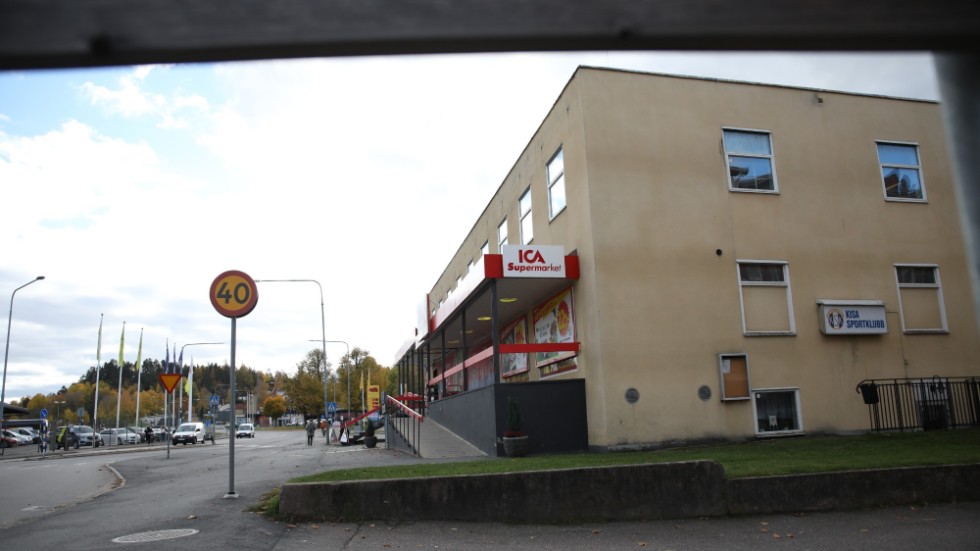 Förutom Ica är även Kisa sportklubb, Röda korsets second-handbutik och Lions club hyresgäster i fastigheten Kornknarren 12 som nu ligger ute till försäljning.