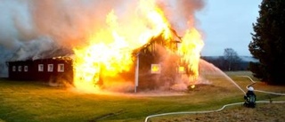 Våldsam brand tog huslängan