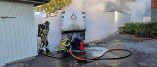 Brand i sopmaskin i Ektorp – var övertänd när räddningstjänsten kom fram