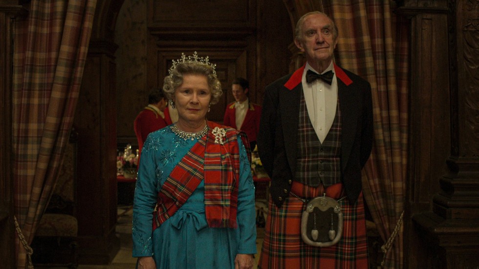Imelda Staunton och Jonathan Pryce som drottning Elizabeth och prins Philip i "The crown". Pressbild.