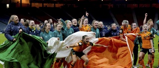 VM-firande irländskor pudlar efter IRA-sång