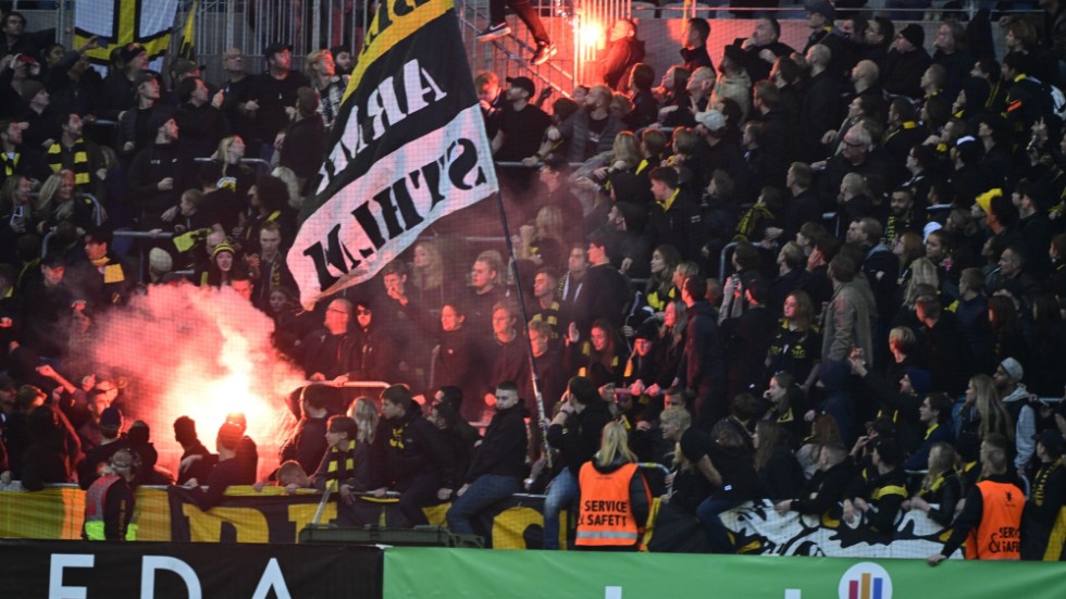 Supportrarna kastar bangers mot varandra under söndagens fotbollsmatch i allsvenskan mellan Djurgårdens IF och AIK på Tele2 Arena.