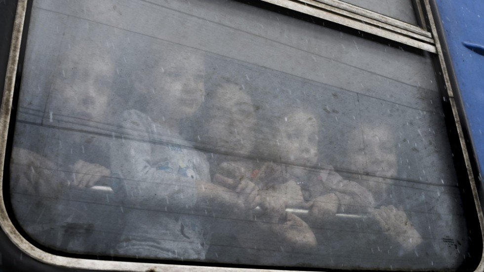 Barn tittar ut från ett tåg som är på väg att avgå från Kramatorsk i östra Ukraina. Bild från mars i år.
