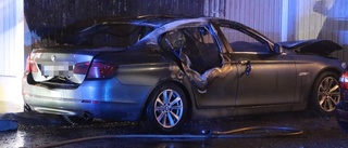 Bil brann i natt – orsakade skador på vägg
