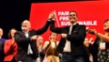 PES samlar sammanlagt 57 socialdemokratiska och progressiva partier från alla delar av Europa. På bilden syns främst nederländske EU-kommissionären Frans Timmermans och Spaniens premiärminister Pedro Sánchez. 