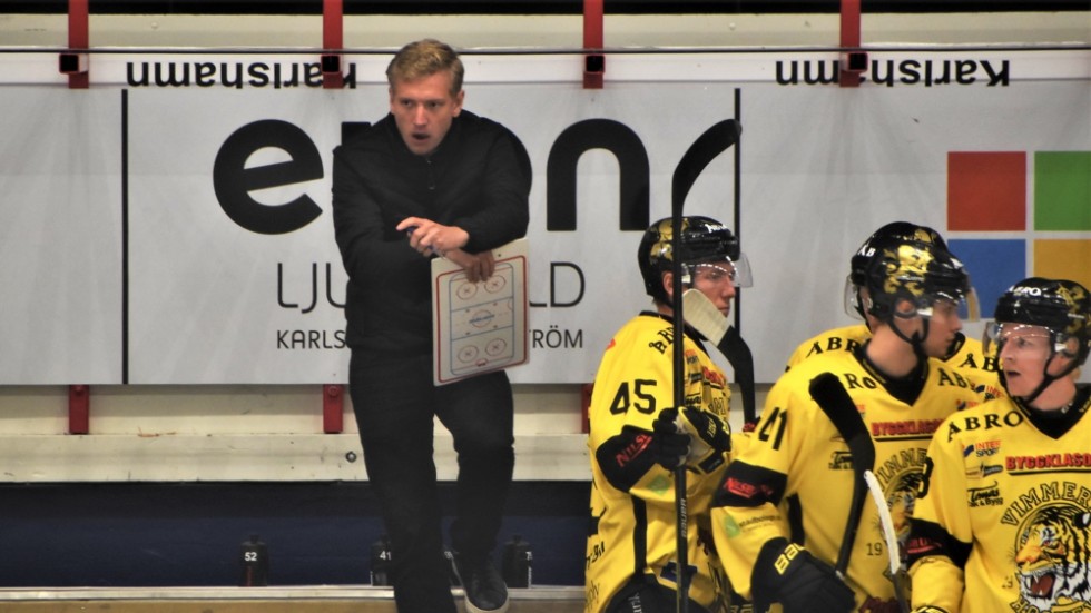 Hampus Sylvegård, tränare för Vimmerby Hockey, var inte nöjd med lagets inställning i bortamötet med Köping.