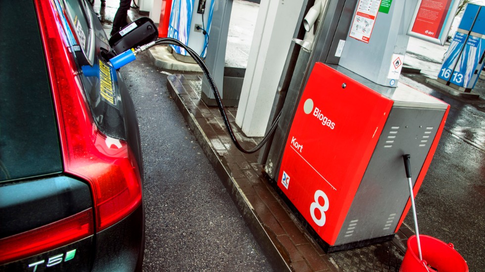 Miljöpartiet föreslår ett stöd på 15 000 kronor för att bygga om bilen till biogasdrift.
