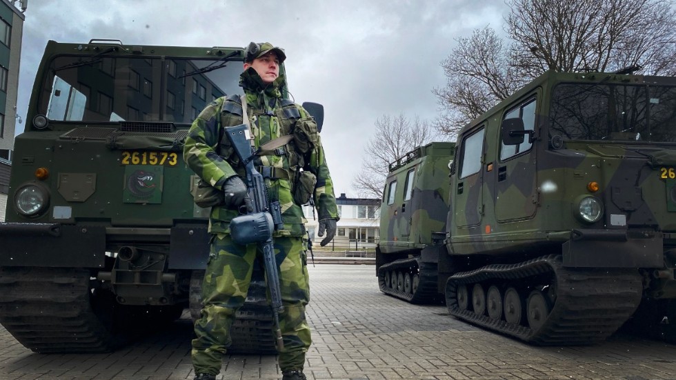 Hemvärnssoldaten Daniel Åhs framför sin bandvagn i Ryds centrum. 