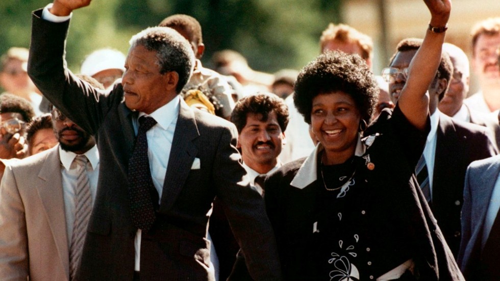 Nelson Mandela förespråkade försoning i stället för hämnd efter att apartheidsystemets fall i Sydafrika. Det ”normala” hade varit att utkräva hämnd och blodbad, skriver Rolf Waltersson.
Bilden: Nelson och Winnie Mandela firar frisläppandet för 32 år sedan, 1990.