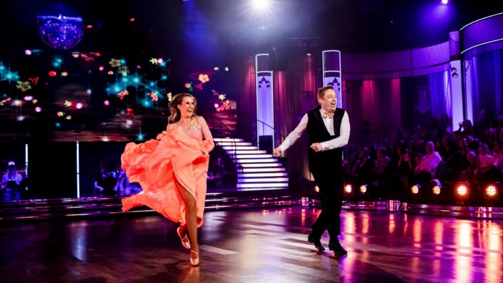 SVT-programledaren Markus Granseth dansar tillsammans med Cecilia Ehrling Danermark. I kväll hamnade paret i duell. Pressbild.