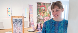 Efter att ha gått in i väggen satsade hon på konsten – nu ställer Stina Edin från Yrttivaara ut sina spännande vävinstallationer på museet