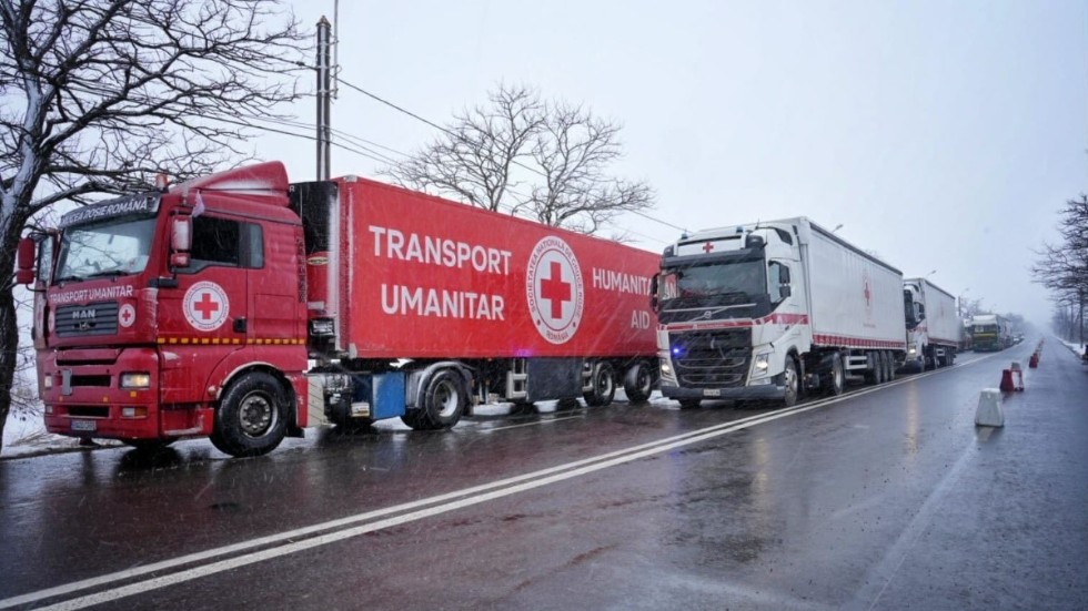 Skribenten tycker att läkemedel och liknande ska prioriteras i stället för vapen. Här en Röda kors-transport på väg till Ukraina.